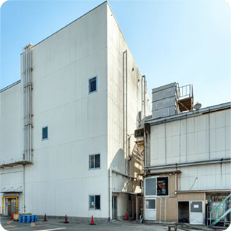 ５階立ての工場。４階と２階が見学ルートになっています。…それでは、さっそく入ってみよう！