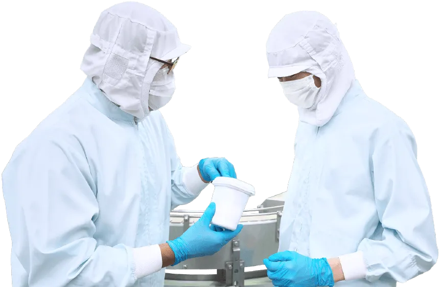 製造工場内で先輩社員と話をしているイメージ